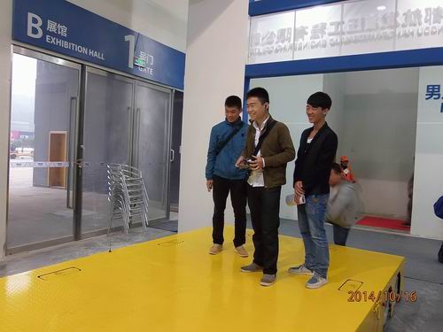九游平台参展2014绵阳科博会-观众对全向移动平台表现了浓厚的兴趣.jpg