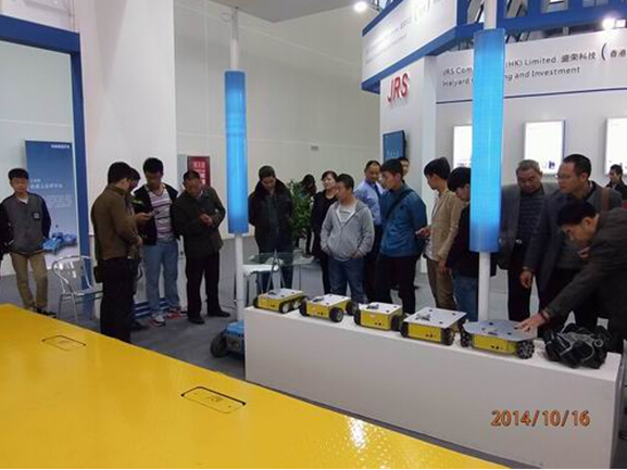 九游平台参展2014绵阳科博会-技术人员向观众演示机器人.jpg